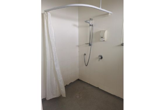 Access Queen Studio shower